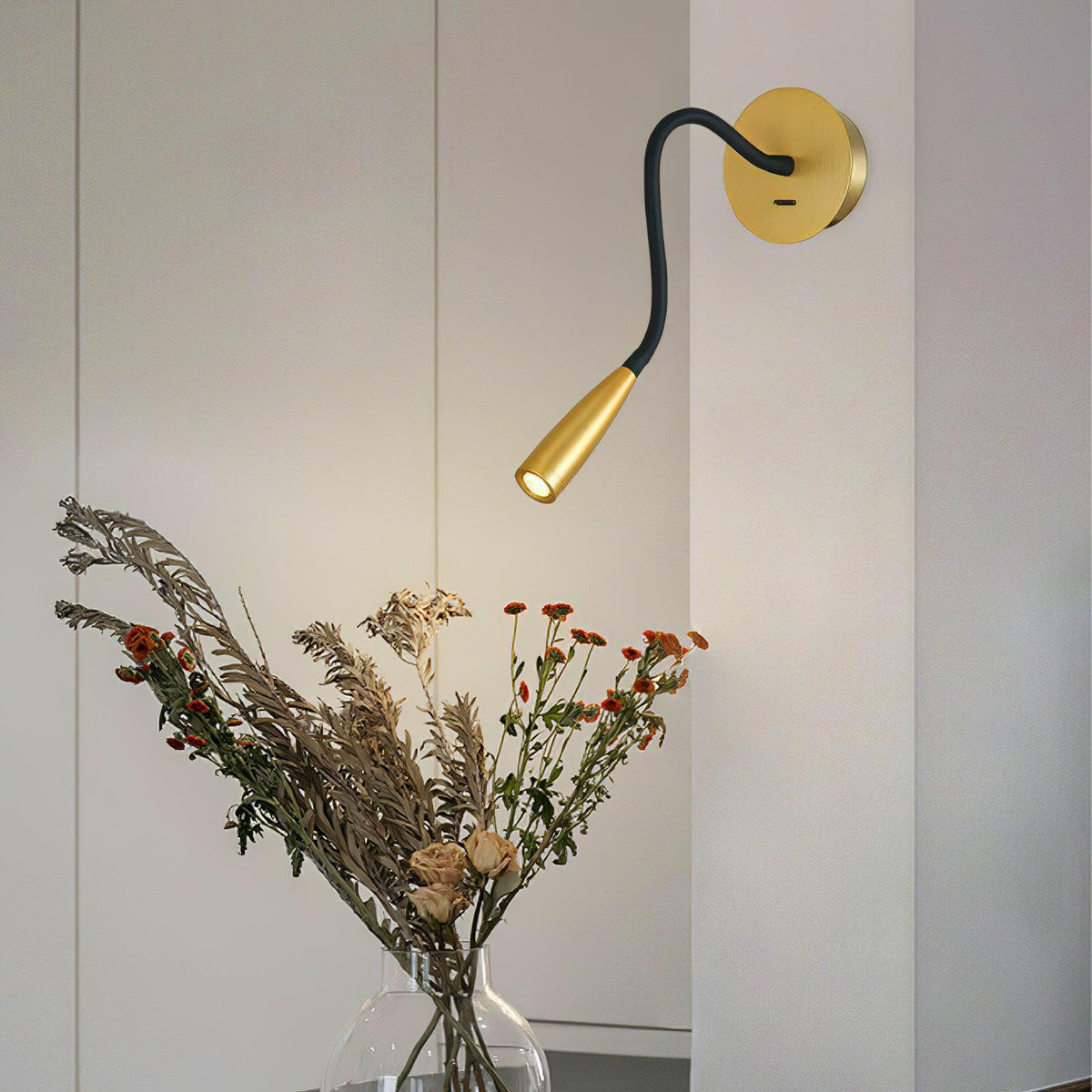Rivanelle zeitgenössische minimalistische Wandleuchte mit Stecker