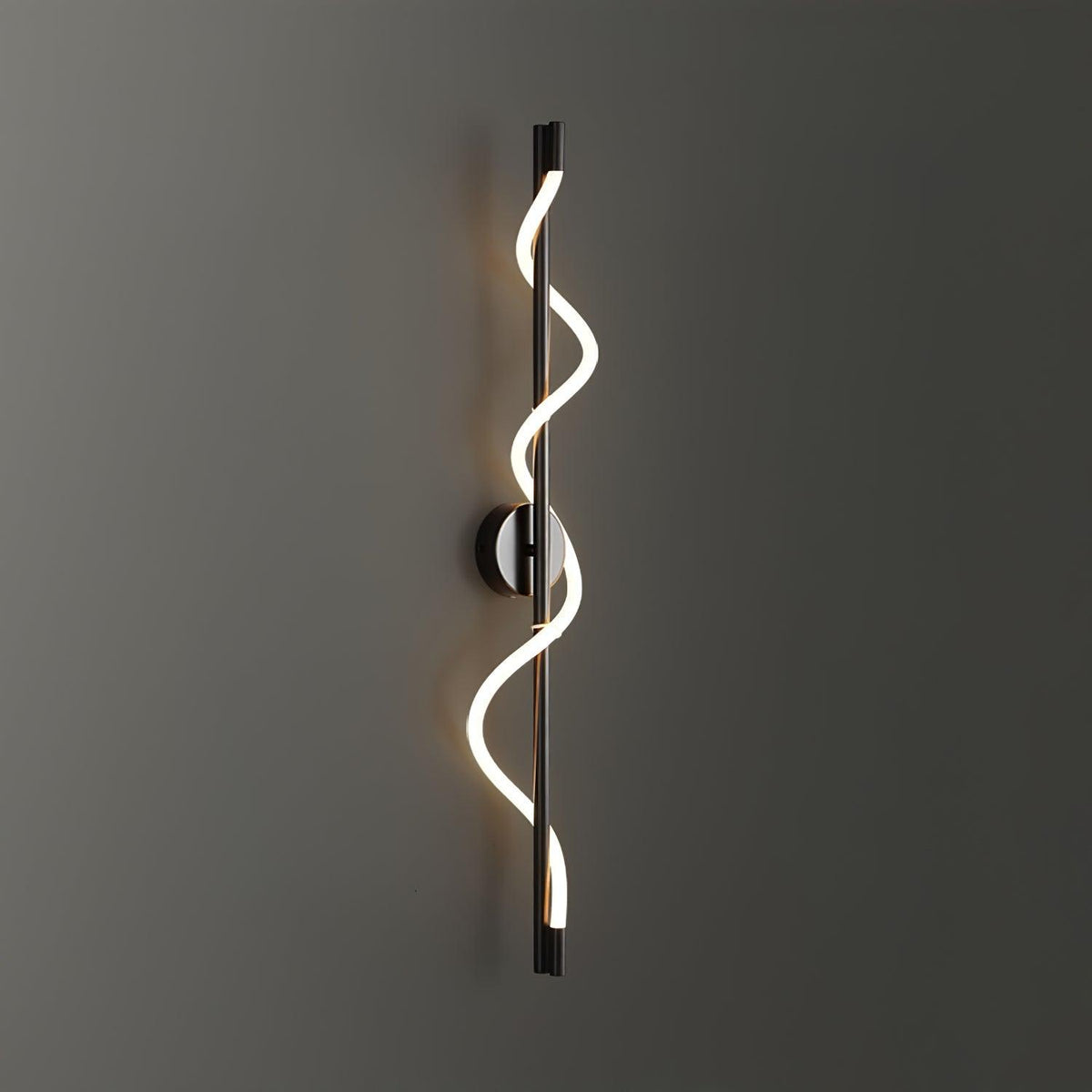 Nivelo skulpturale Wandleuchte aus Messing und Silikon