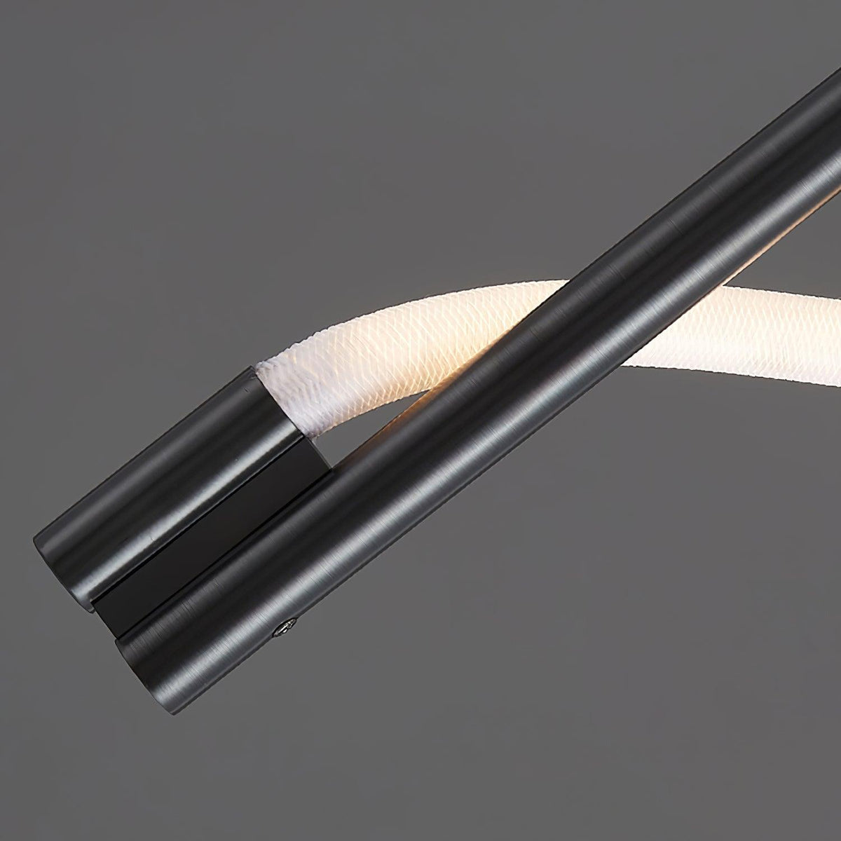 Nivelo skulpturale Wandleuchte aus Messing und Silikon