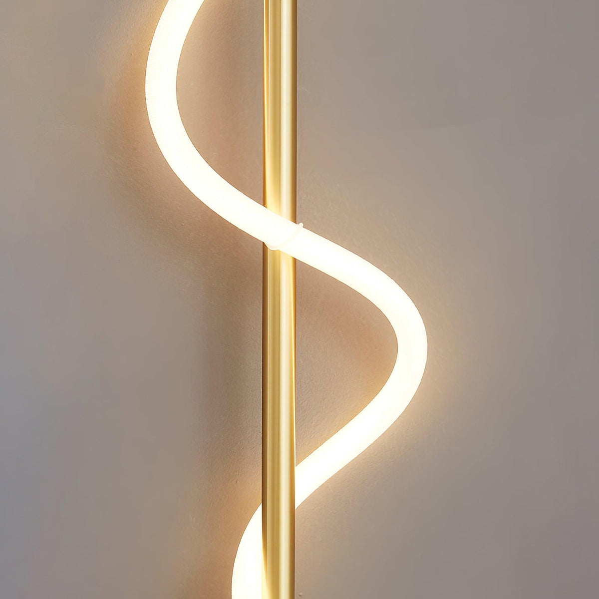 Nivelo skulpturale Wandleuchte aus Messing und Silikon