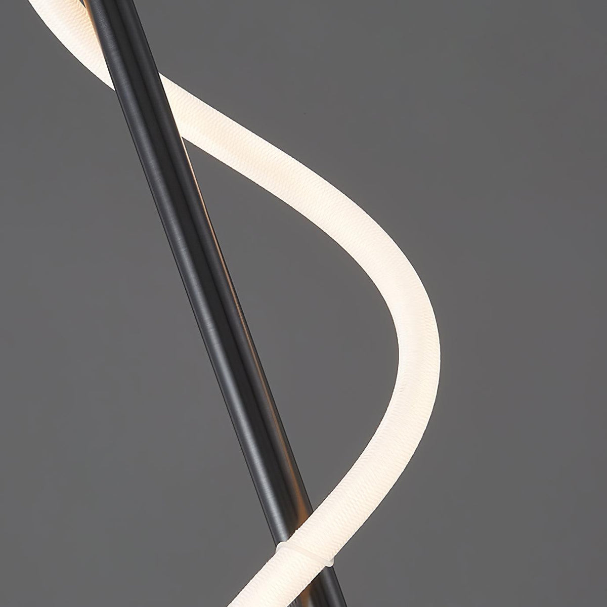 Nivelo skulpturale Wandleuchte aus Messing und Silikon