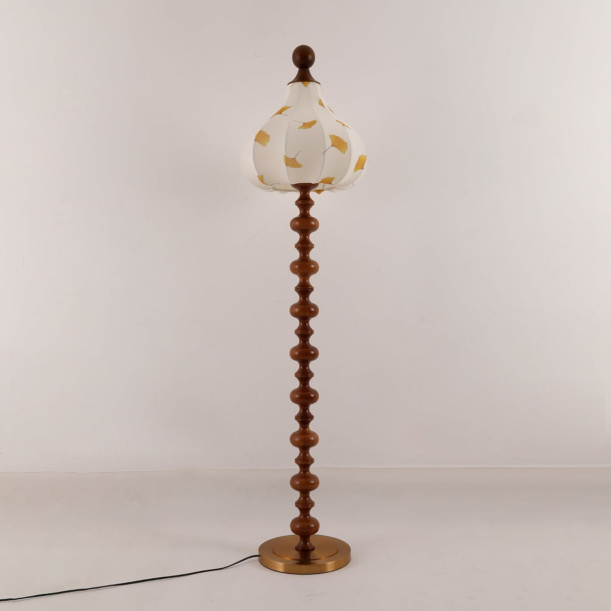 Gagell Stehleuchte aus Holz und Stoff in eleganter Ausführung