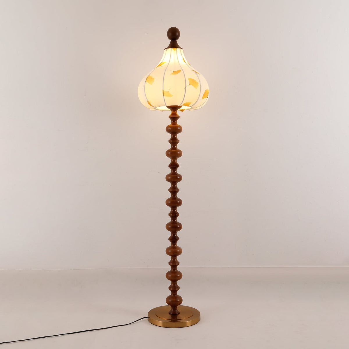 Gagell Stehleuchte aus Holz und Stoff in eleganter Ausführung