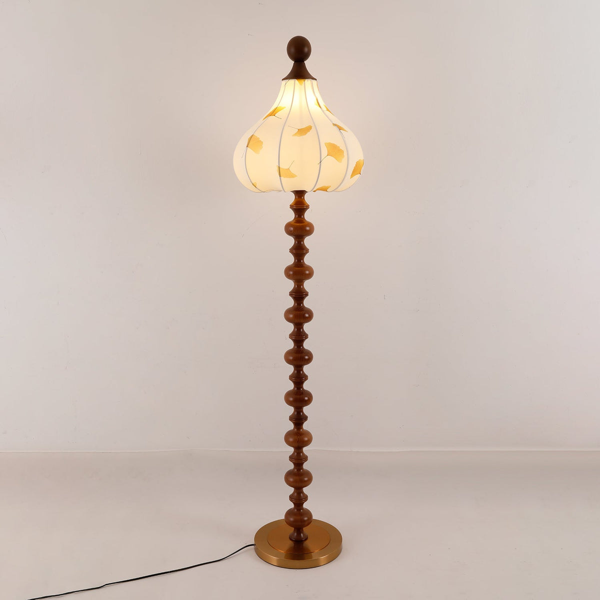 Gagell Stehleuchte aus Holz und Stoff in eleganter Ausführung