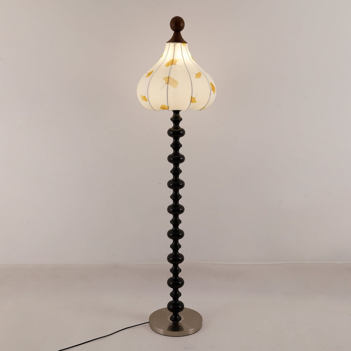 Gagell Stehleuchte aus Holz und Stoff in eleganter Ausführung