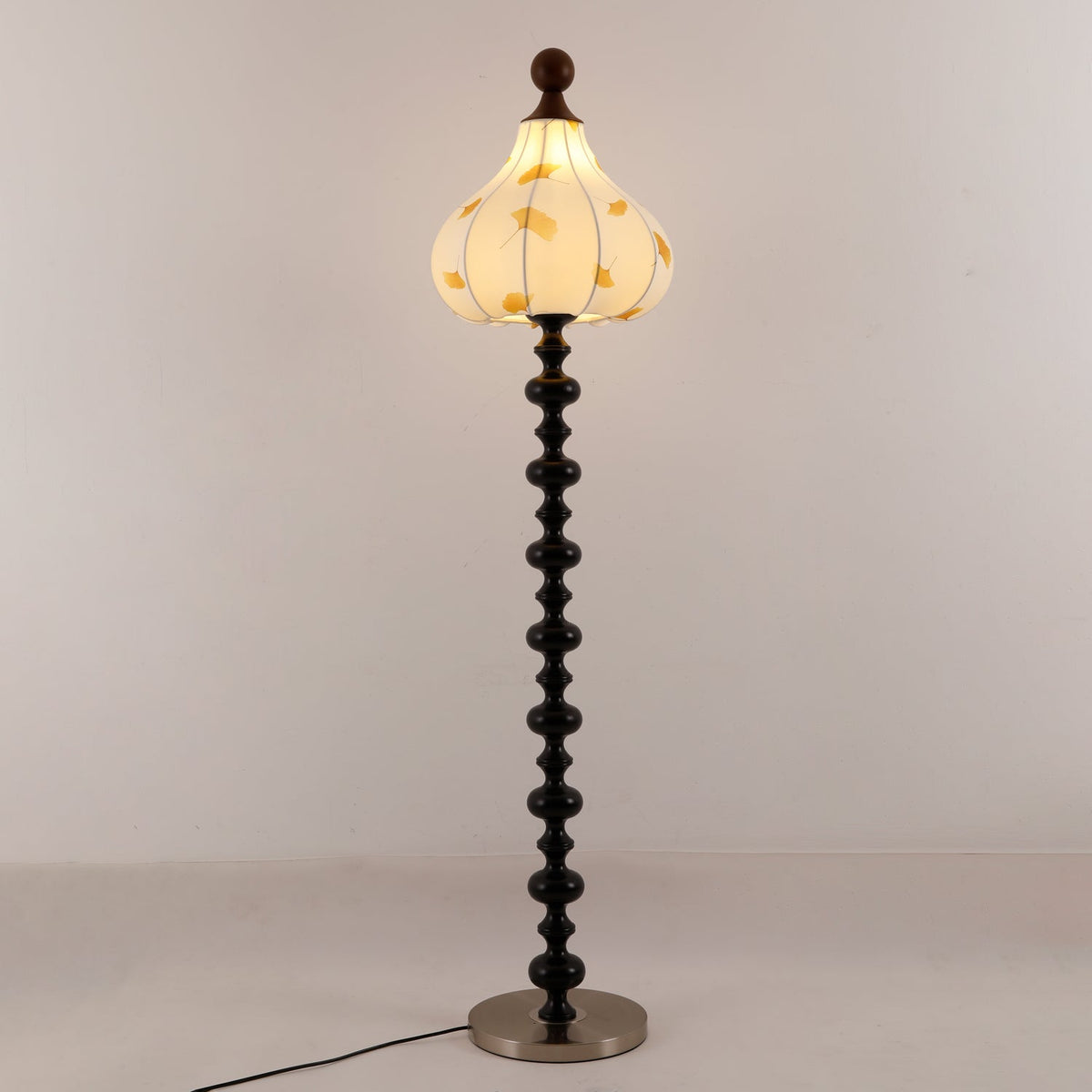 Gagell Stehleuchte aus Holz und Stoff in eleganter Ausführung
