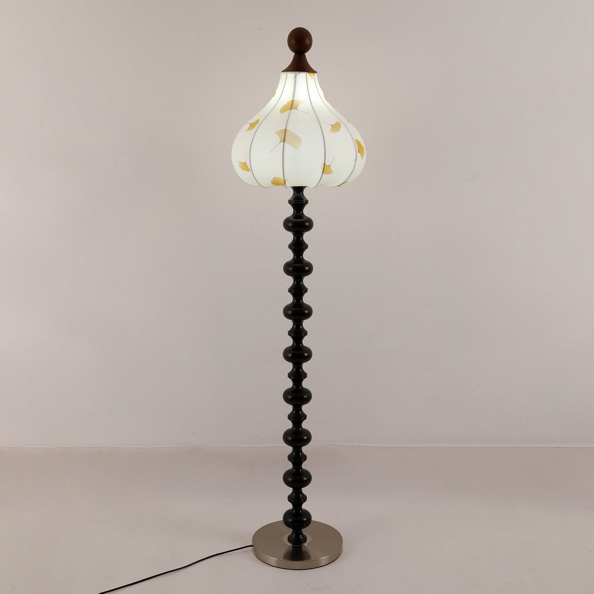 Gagell Stehleuchte aus Holz und Stoff in eleganter Ausführung