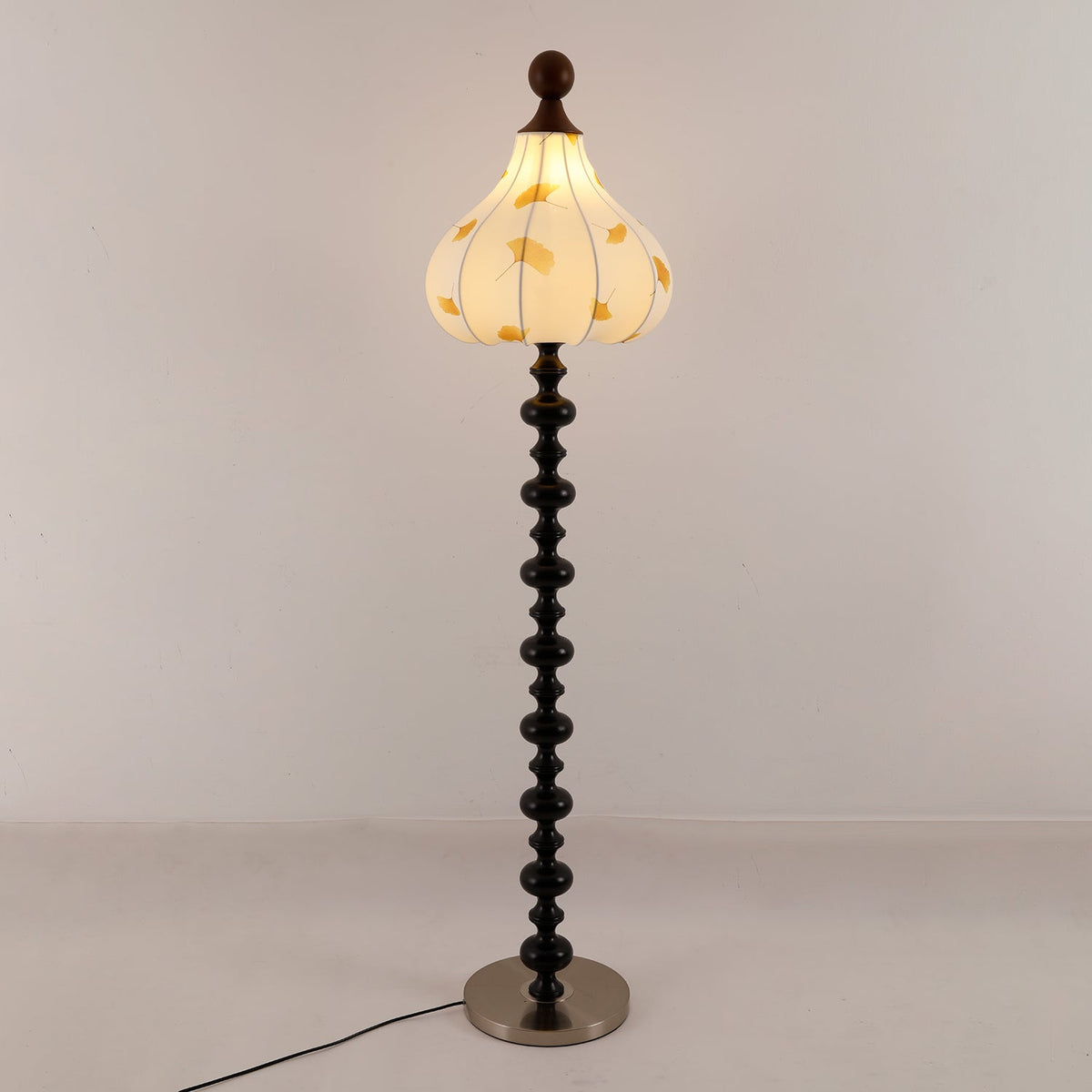 Gagell Stehleuchte aus Holz und Stoff in eleganter Ausführung
