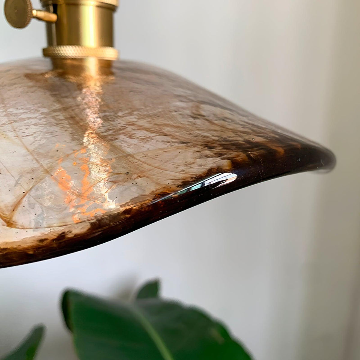 Hildes Kunstblütenblatt-Pendelleuchte aus Messing und Glas