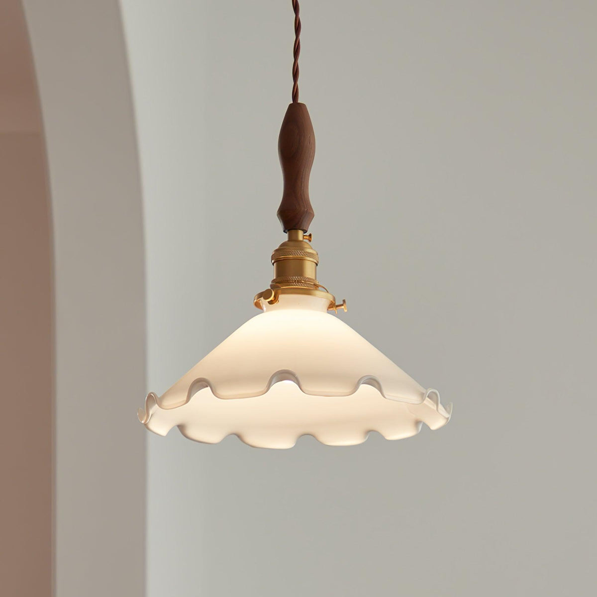 Questa Pendelleuchte aus Glas mit welligem Lampenschirm in Vintage-Stil fürs Wohnzimmer
