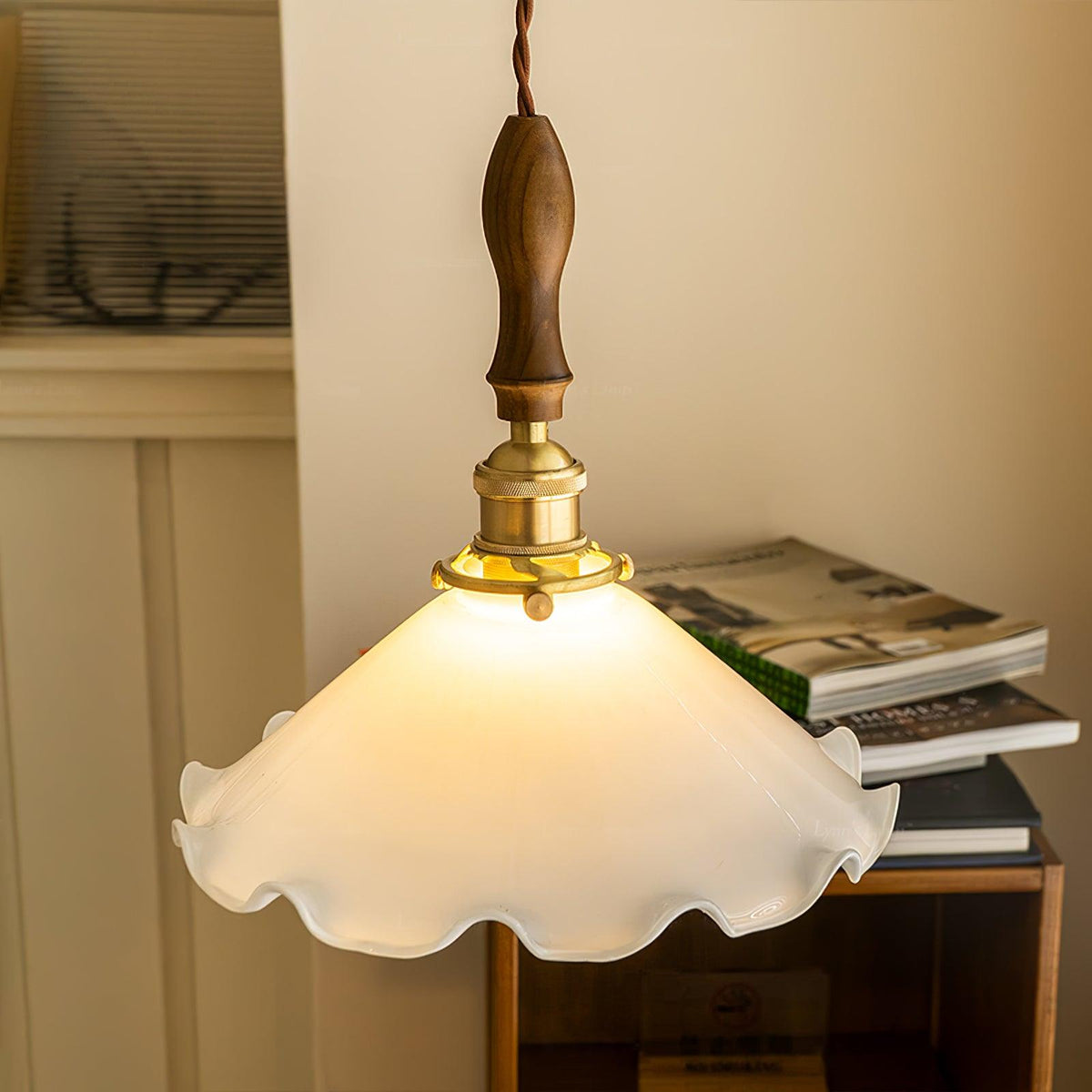 Questa Pendelleuchte aus Glas mit welligem Lampenschirm in Vintage-Stil fürs Wohnzimmer
