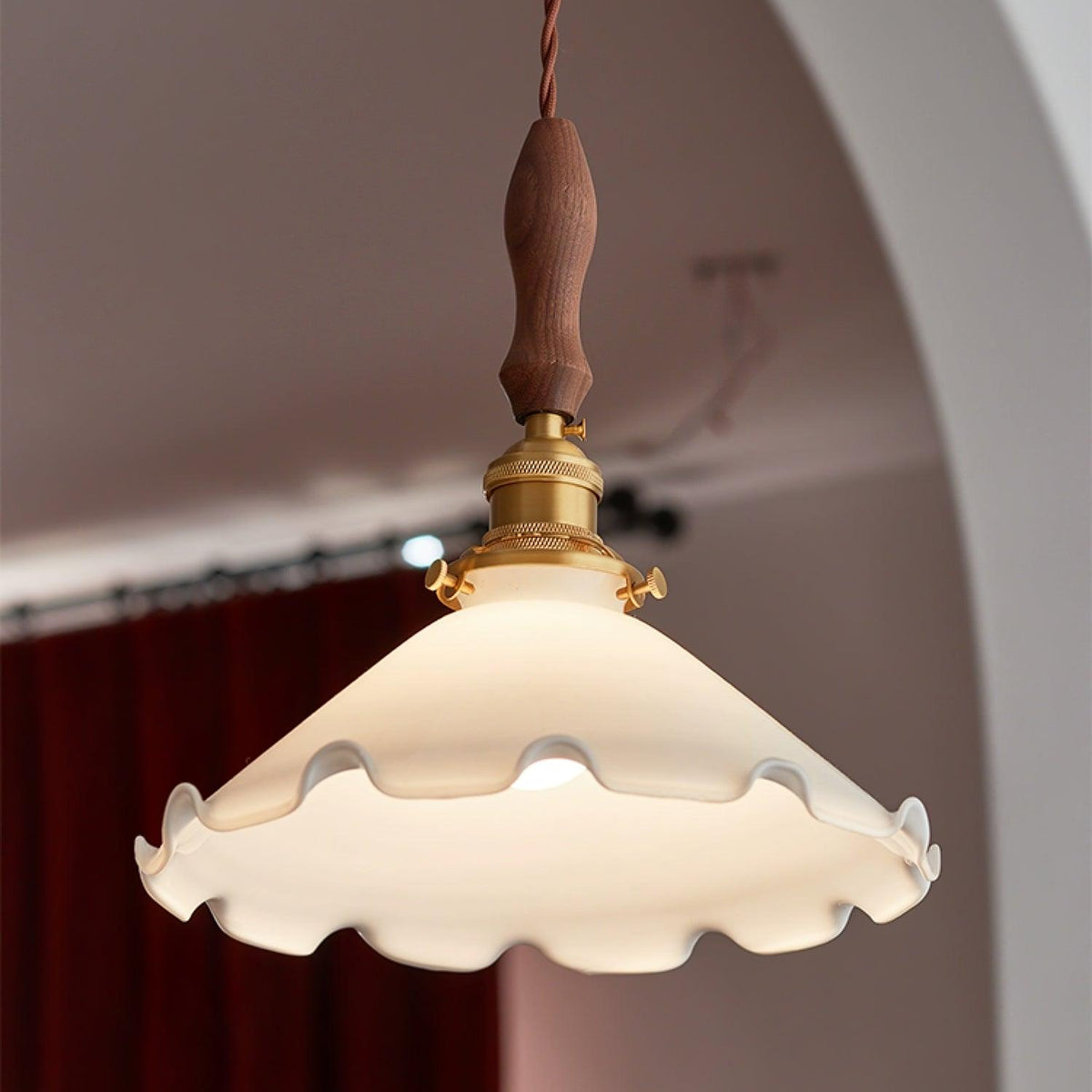 Questa Pendelleuchte aus Glas mit welligem Lampenschirm in Vintage-Stil fürs Wohnzimmer