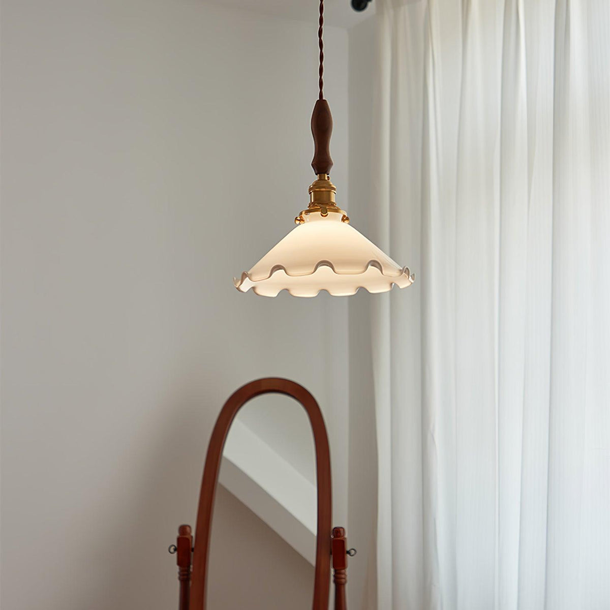 Questa Pendelleuchte aus Glas mit welligem Lampenschirm in Vintage-Stil fürs Wohnzimmer