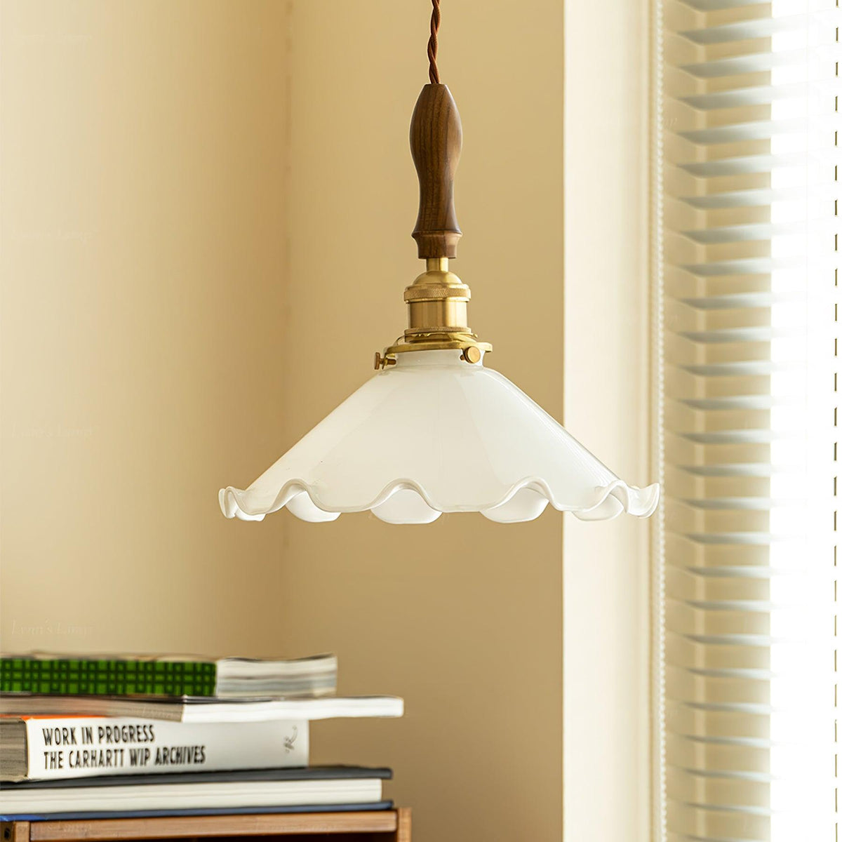 Questa Pendelleuchte aus Glas mit welligem Lampenschirm in Vintage-Stil fürs Wohnzimmer