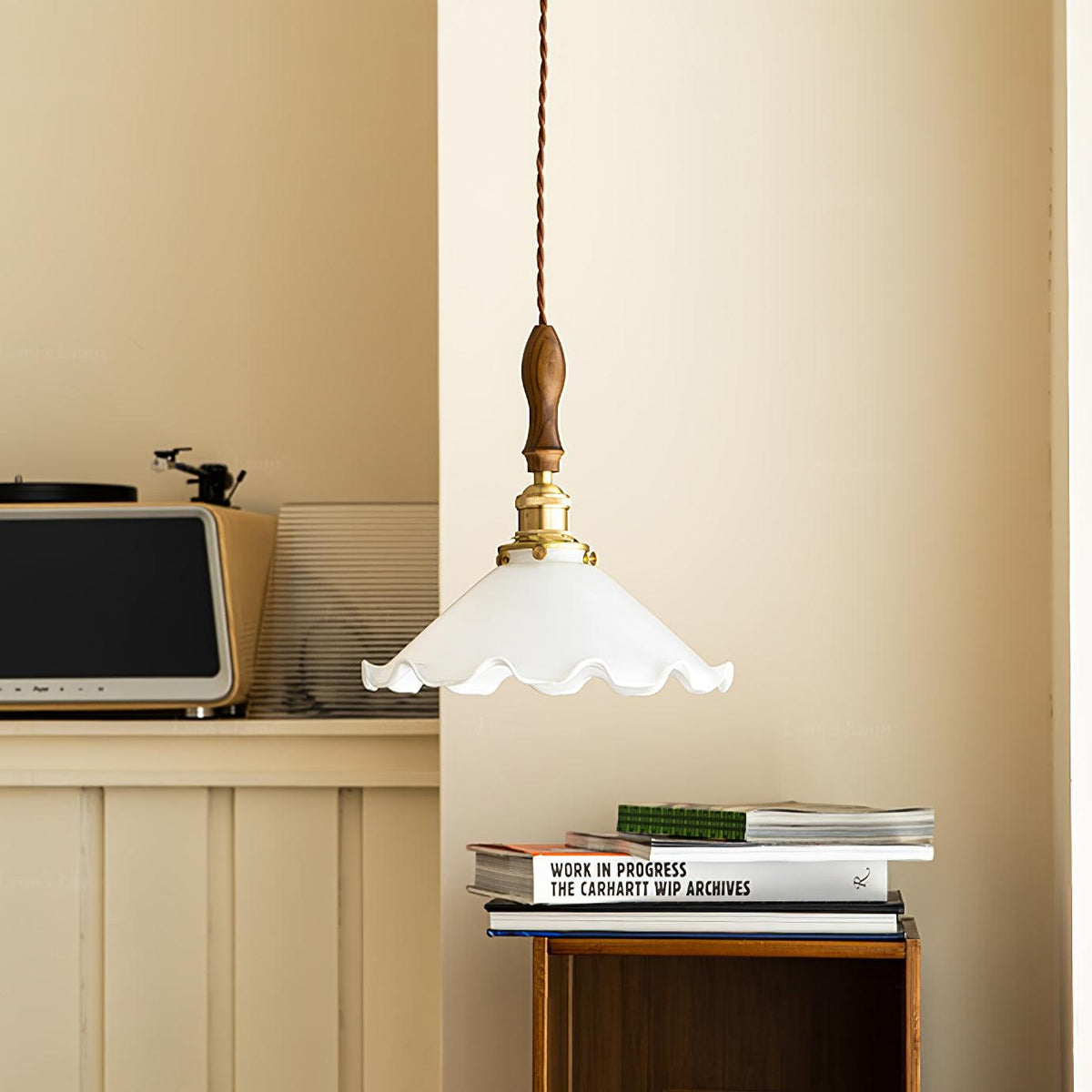 Questa Pendelleuchte aus Glas mit welligem Lampenschirm in Vintage-Stil fürs Wohnzimmer
