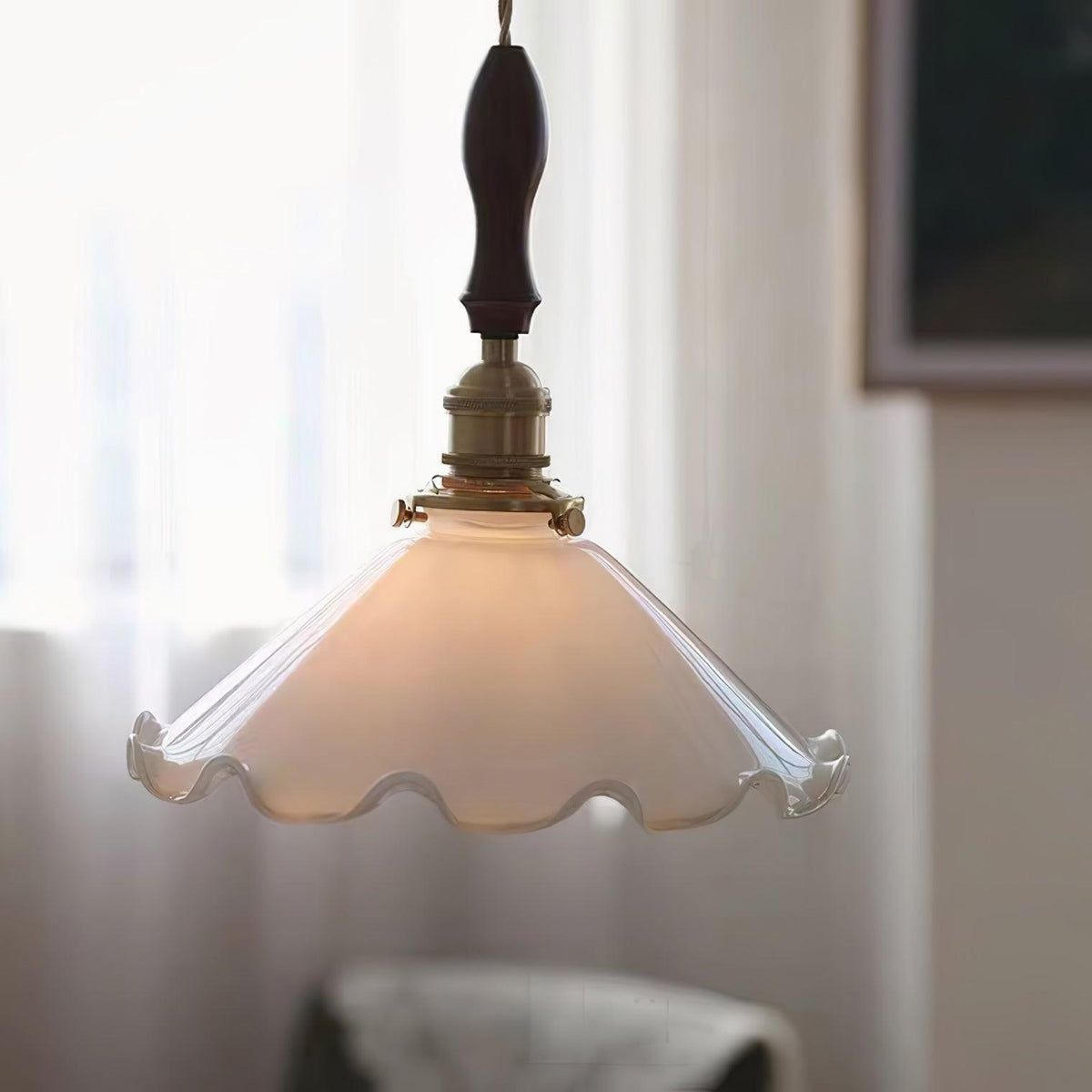 Questa Pendelleuchte aus Glas mit welligem Lampenschirm in Vintage-Stil fürs Wohnzimmer