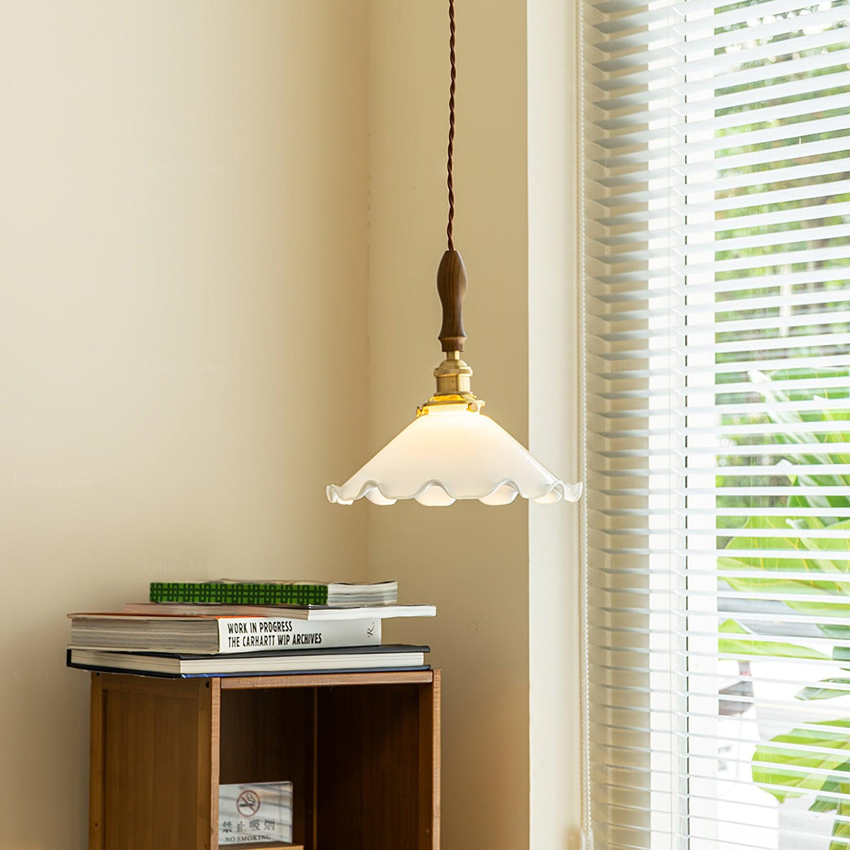 Questa Pendelleuchte aus Glas mit welligem Lampenschirm in Vintage-Stil fürs Wohnzimmer
