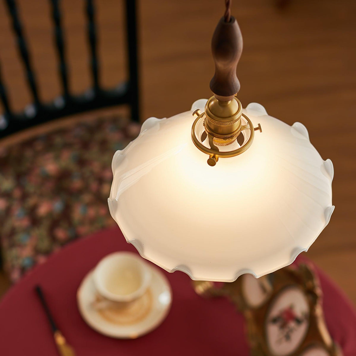 Questa Pendelleuchte aus Glas mit welligem Lampenschirm in Vintage-Stil fürs Wohnzimmer