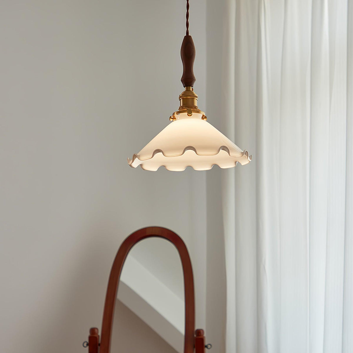 Questa Pendelleuchte aus Glas mit welligem Lampenschirm in Vintage-Stil fürs Wohnzimmer
