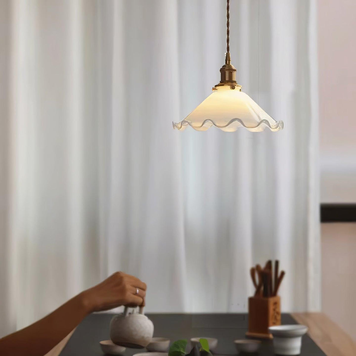 Questa Pendelleuchte aus Glas mit welligem Lampenschirm in Vintage-Stil fürs Wohnzimmer