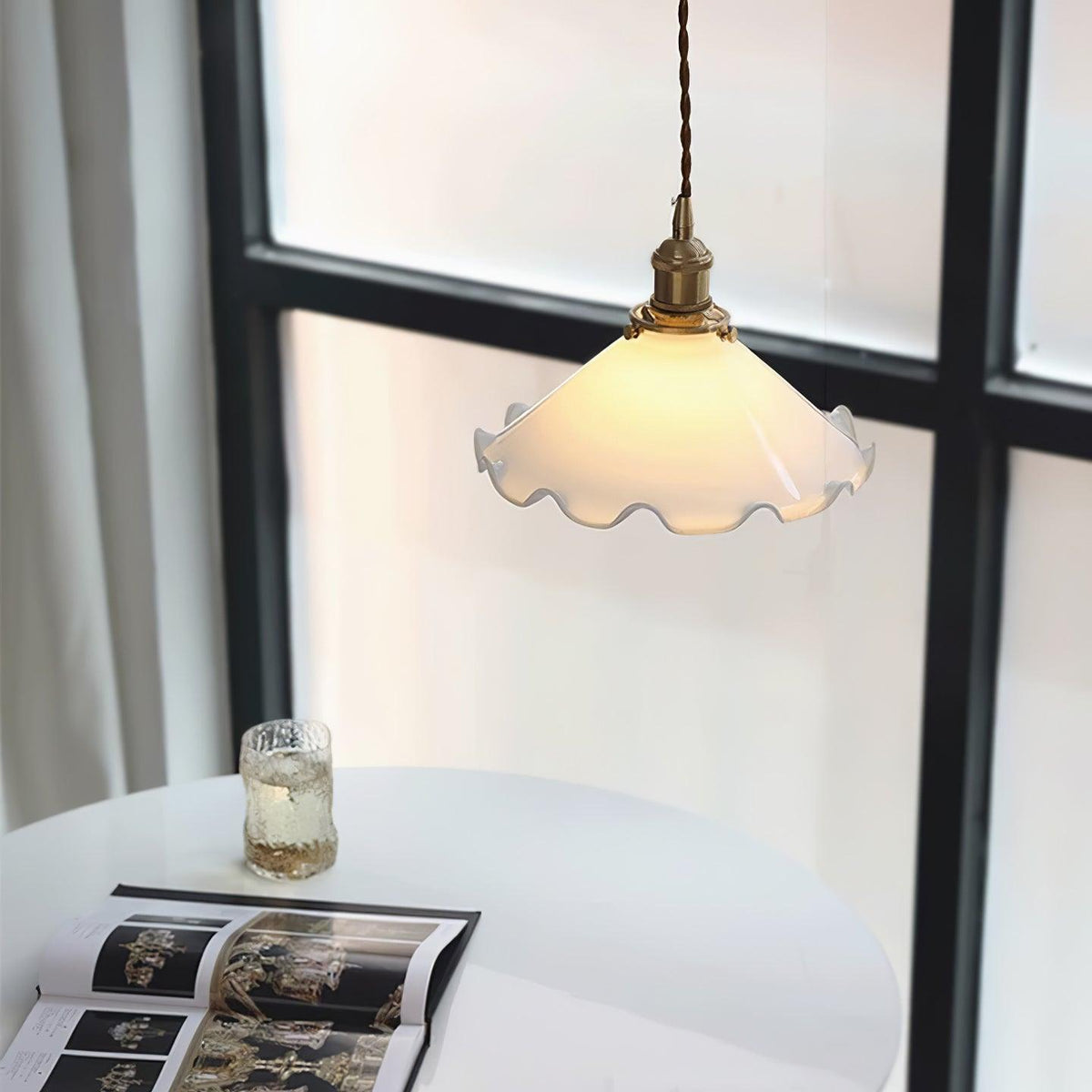 Questa Pendelleuchte aus Glas mit welligem Lampenschirm in Vintage-Stil fürs Wohnzimmer