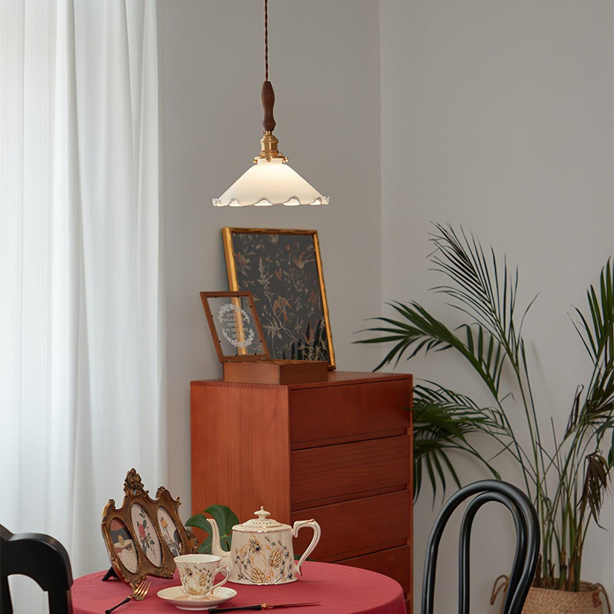 Questa Pendelleuchte aus Glas mit welligem Lampenschirm in Vintage-Stil fürs Wohnzimmer