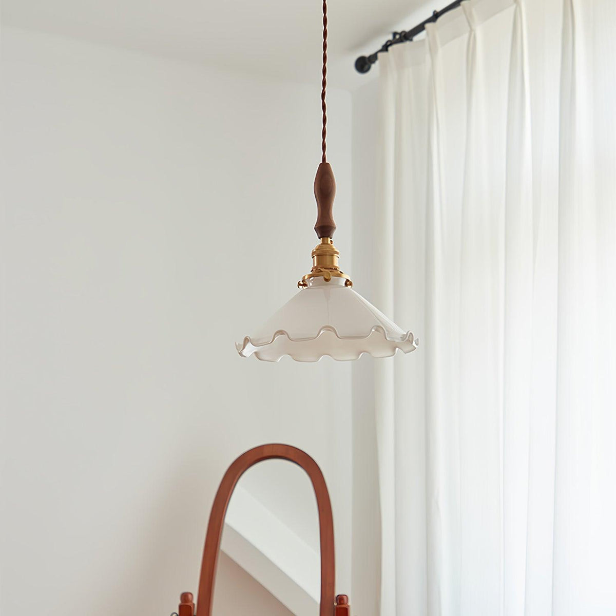 Questa Pendelleuchte aus Glas mit welligem Lampenschirm in Vintage-Stil fürs Wohnzimmer
