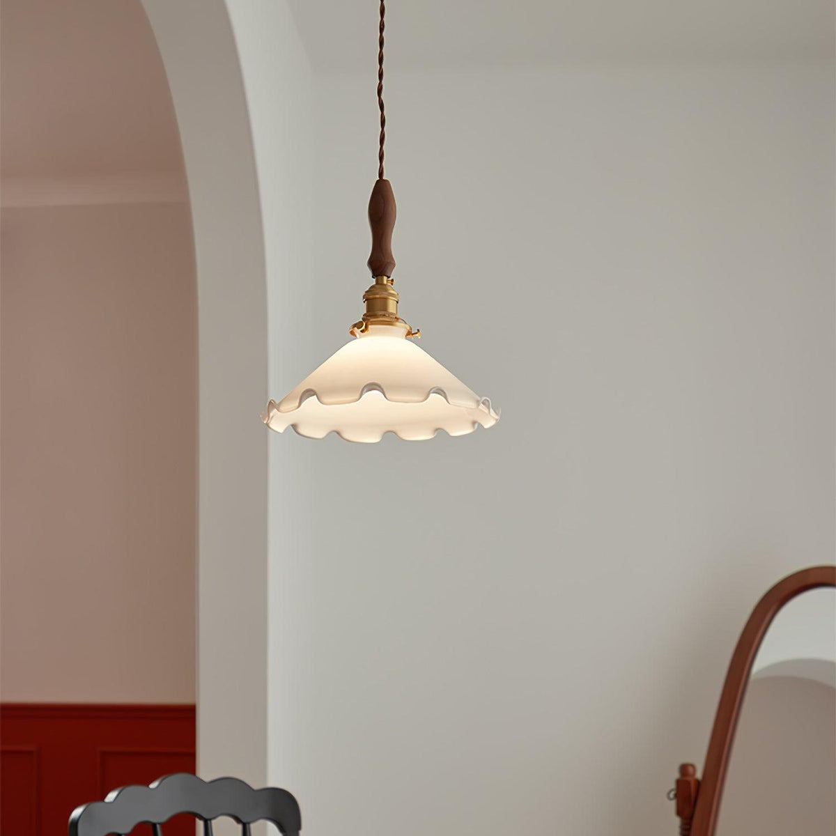 Questa Pendelleuchte aus Glas mit welligem Lampenschirm in Vintage-Stil fürs Wohnzimmer