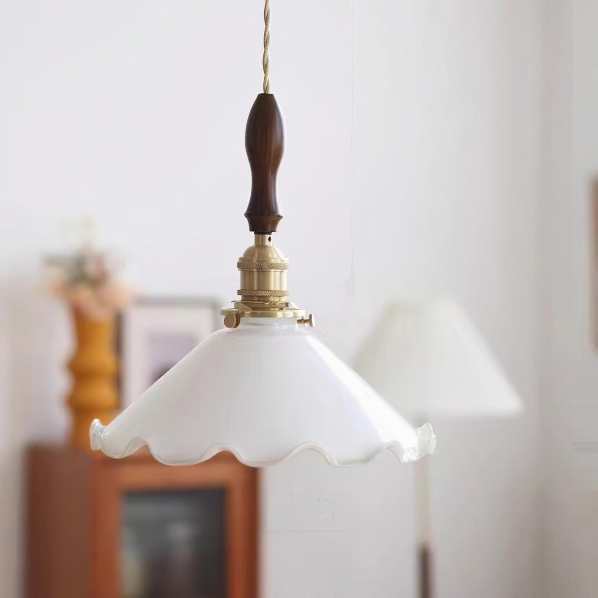 Questa Pendelleuchte aus Glas mit welligem Lampenschirm in Vintage-Stil fürs Wohnzimmer