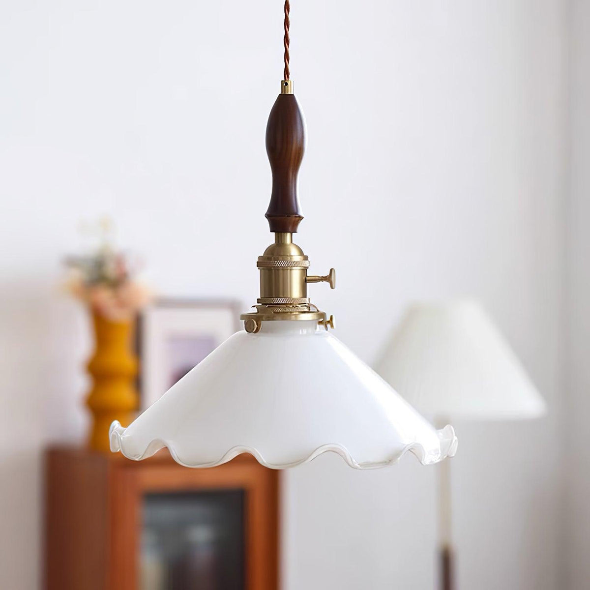 Questa Pendelleuchte aus Glas mit welligem Lampenschirm in Vintage-Stil fürs Wohnzimmer
