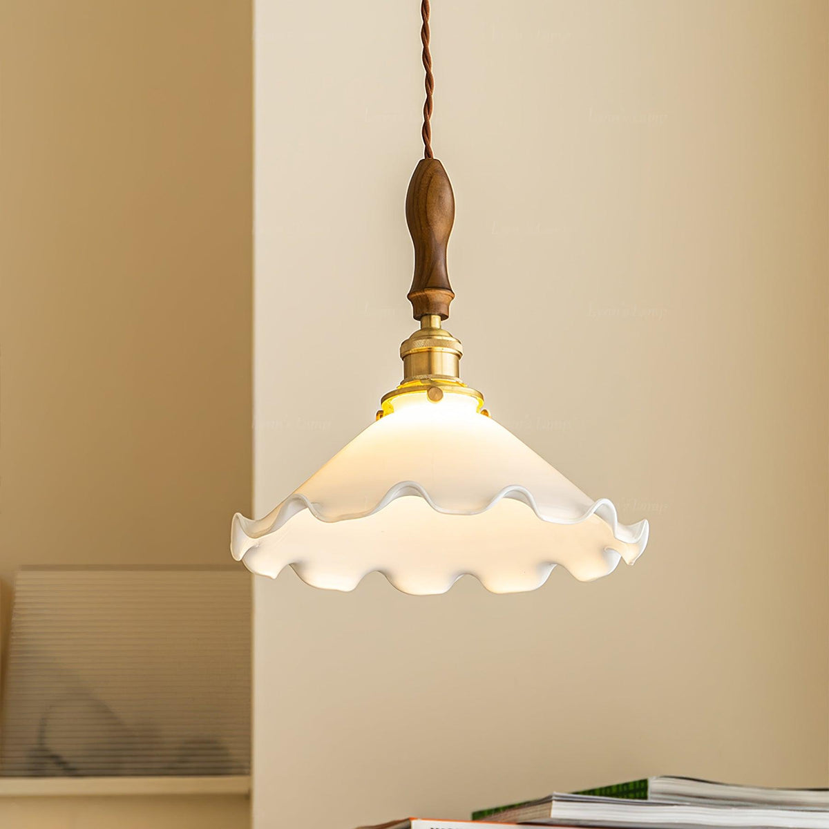 Questa Pendelleuchte aus Glas mit welligem Lampenschirm in Vintage-Stil fürs Wohnzimmer