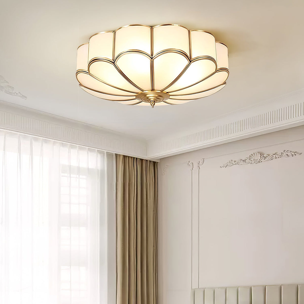 Ulira Deckenleuchte in Blumenform mit satiniertem Glas und Messing