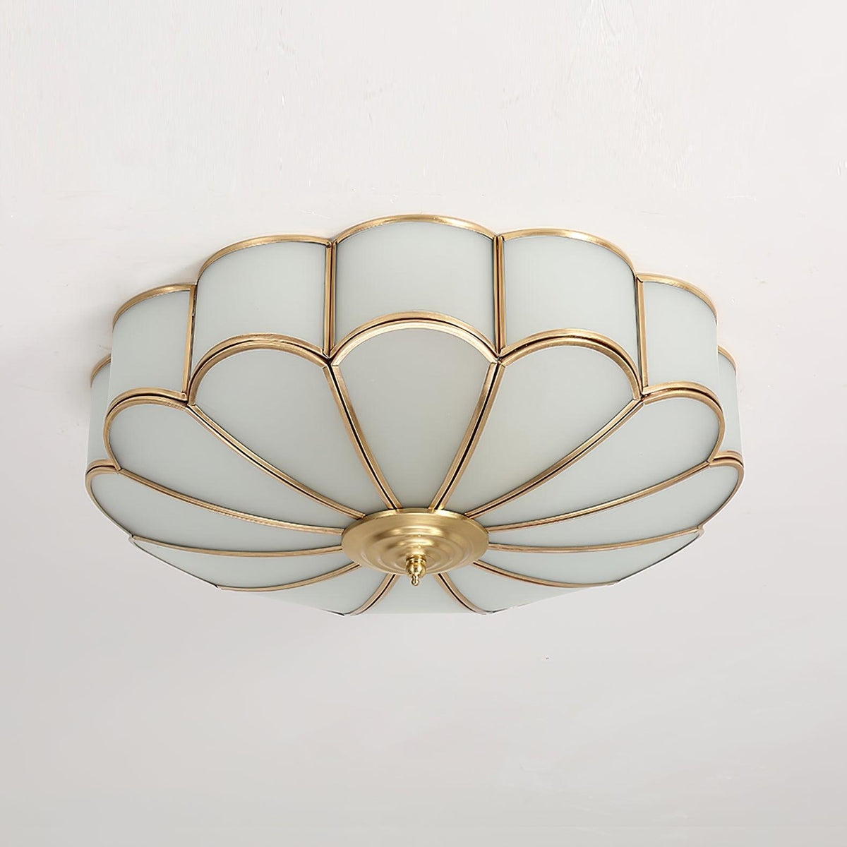 Ulira Deckenleuchte in Blumenform mit satiniertem Glas und Messing