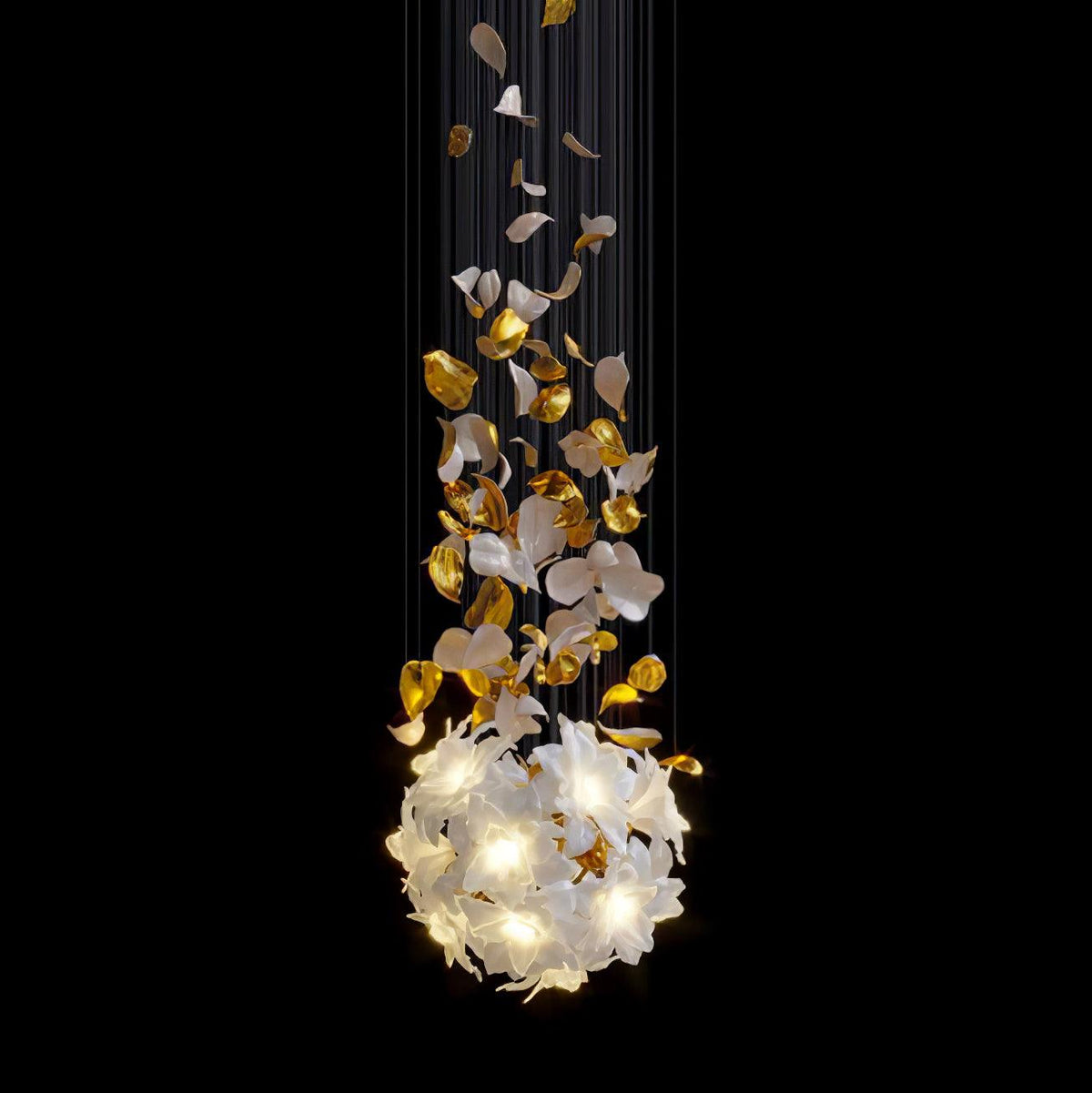 Araeos Flying Flowers Fluttering Kronleuchter aus Messing