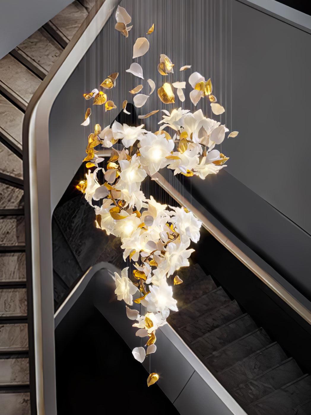 Araeos Flying Flowers Fluttering Kronleuchter aus Messing