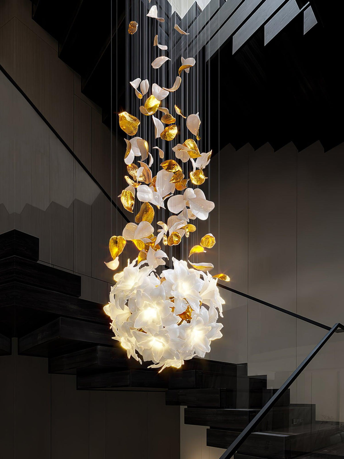 Araeos Flying Flowers Fluttering Kronleuchter aus Messing