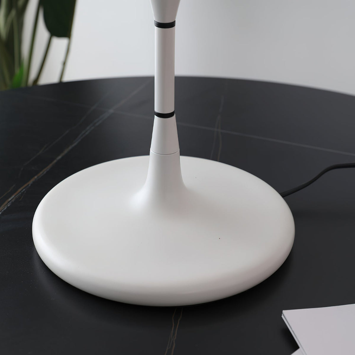 Revenor Acryl futuristische Tischleuchte