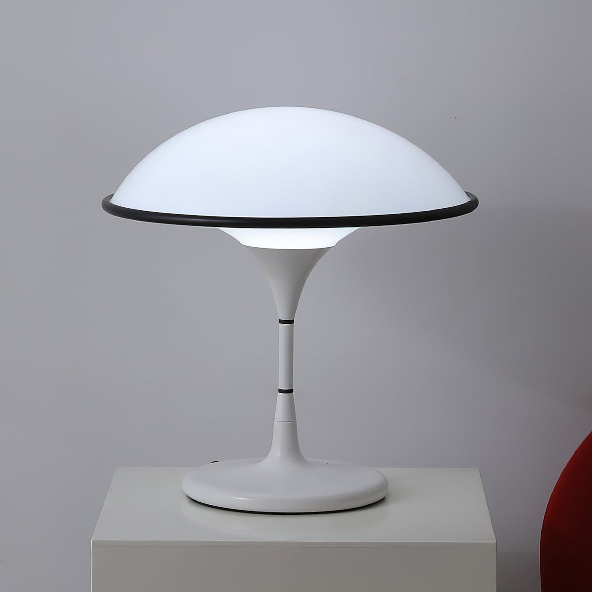 Revenor Acryl futuristische Tischleuchte