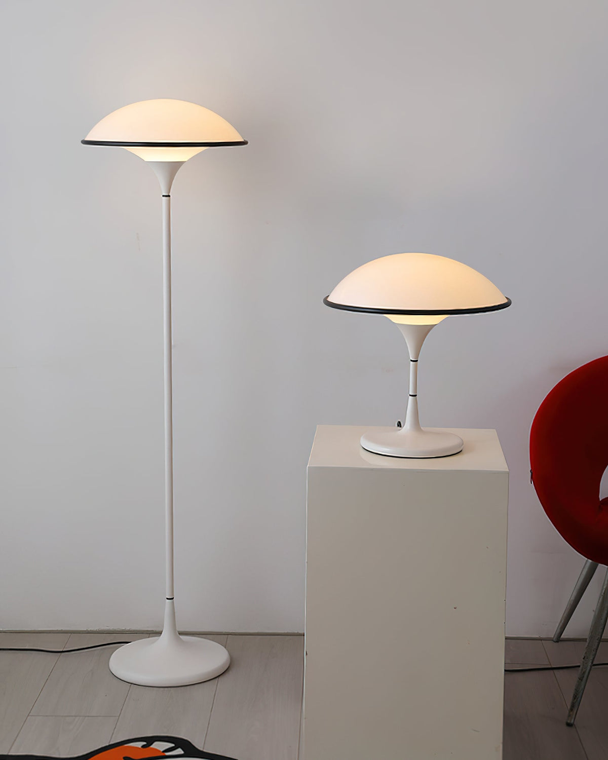 Revenor Acryl futuristische Tischleuchte