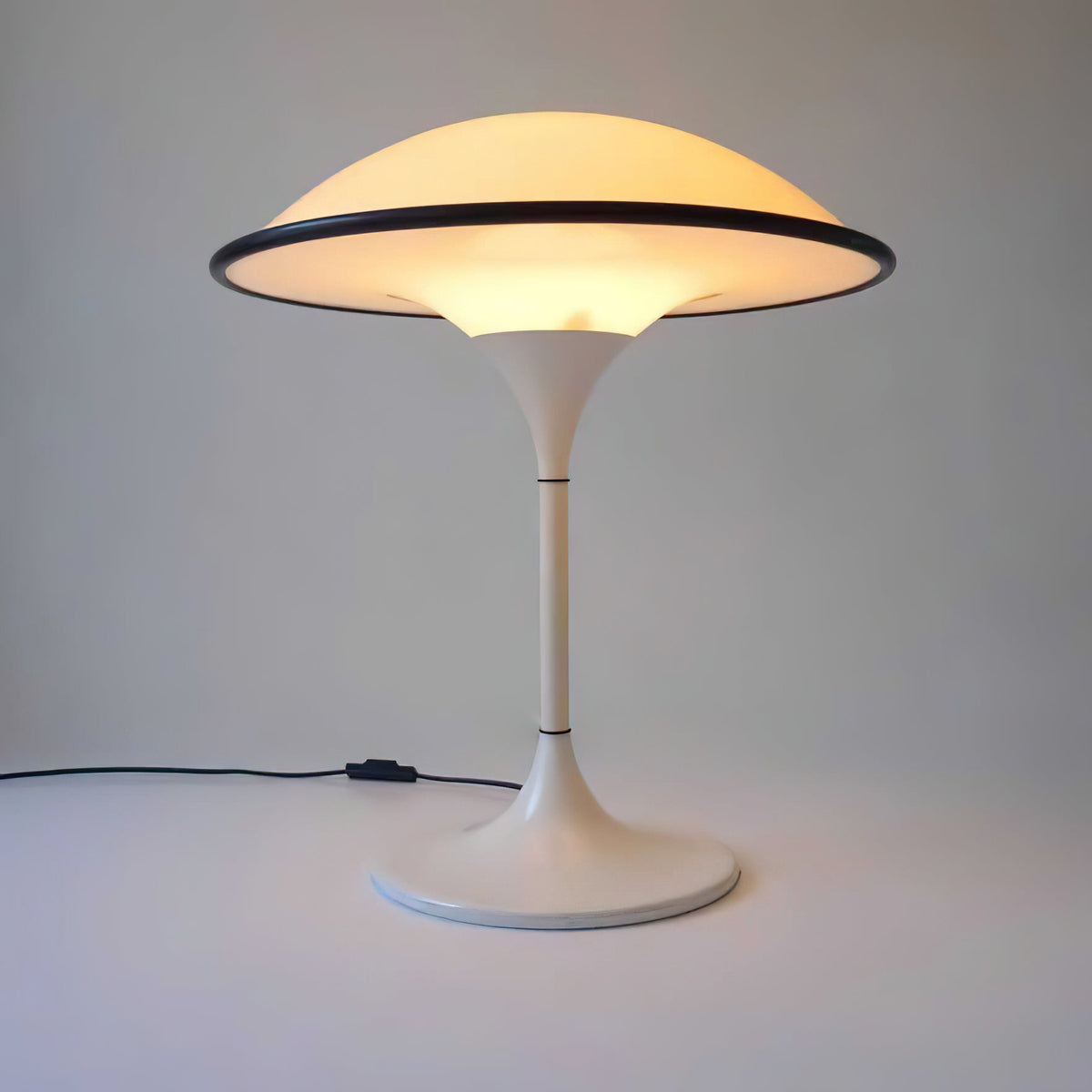 Revenor Acryl futuristische Tischleuchte