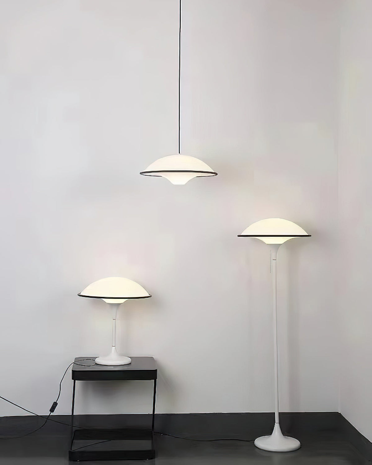 Revenor Acryl futuristische Tischleuchte