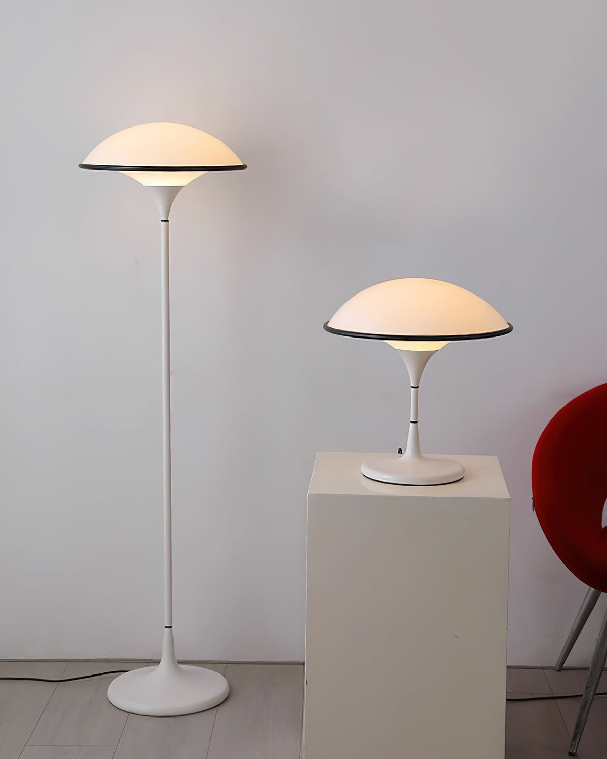 Revenor Acryl futuristische Tischleuchte