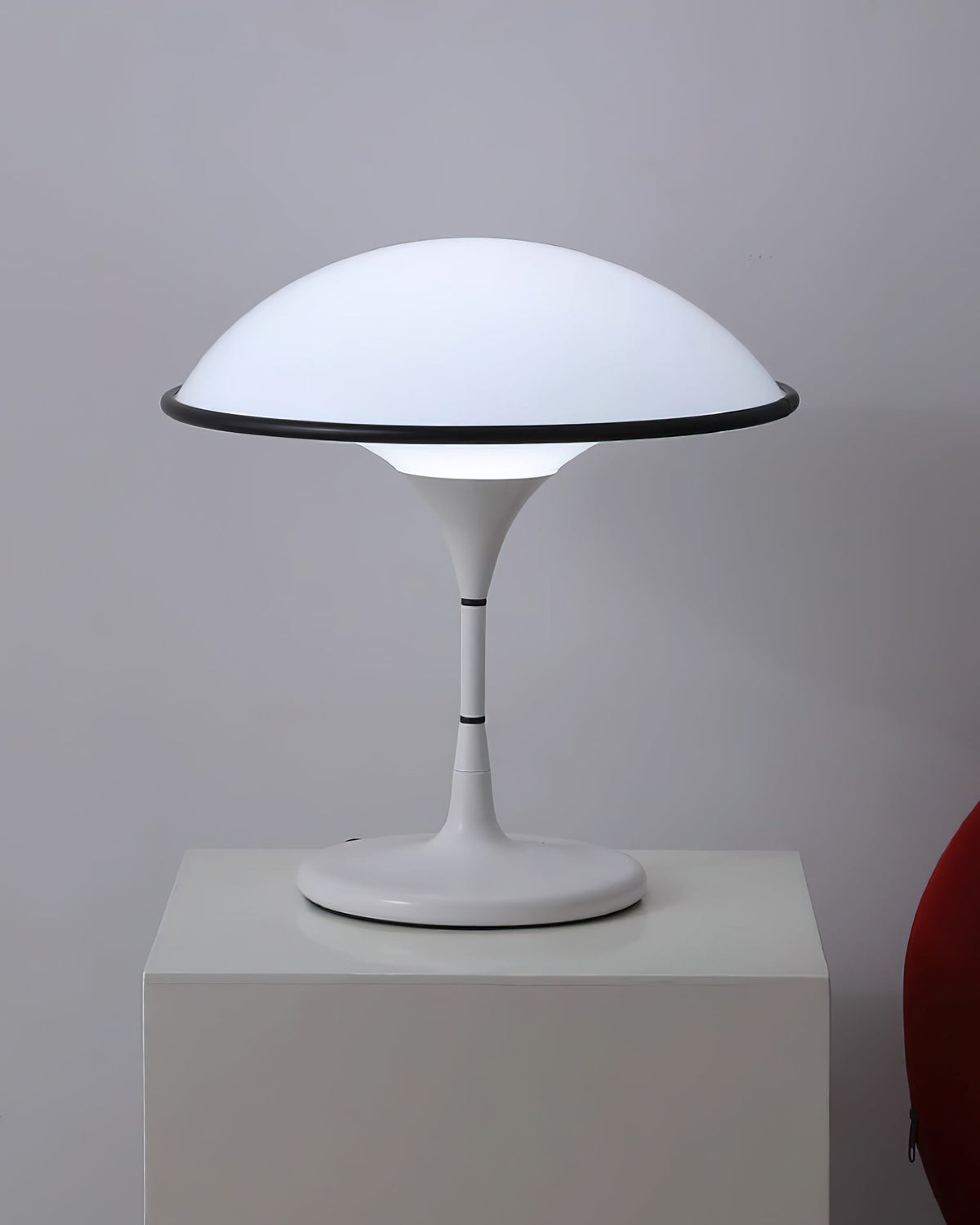 Revenor Acryl futuristische Tischleuchte