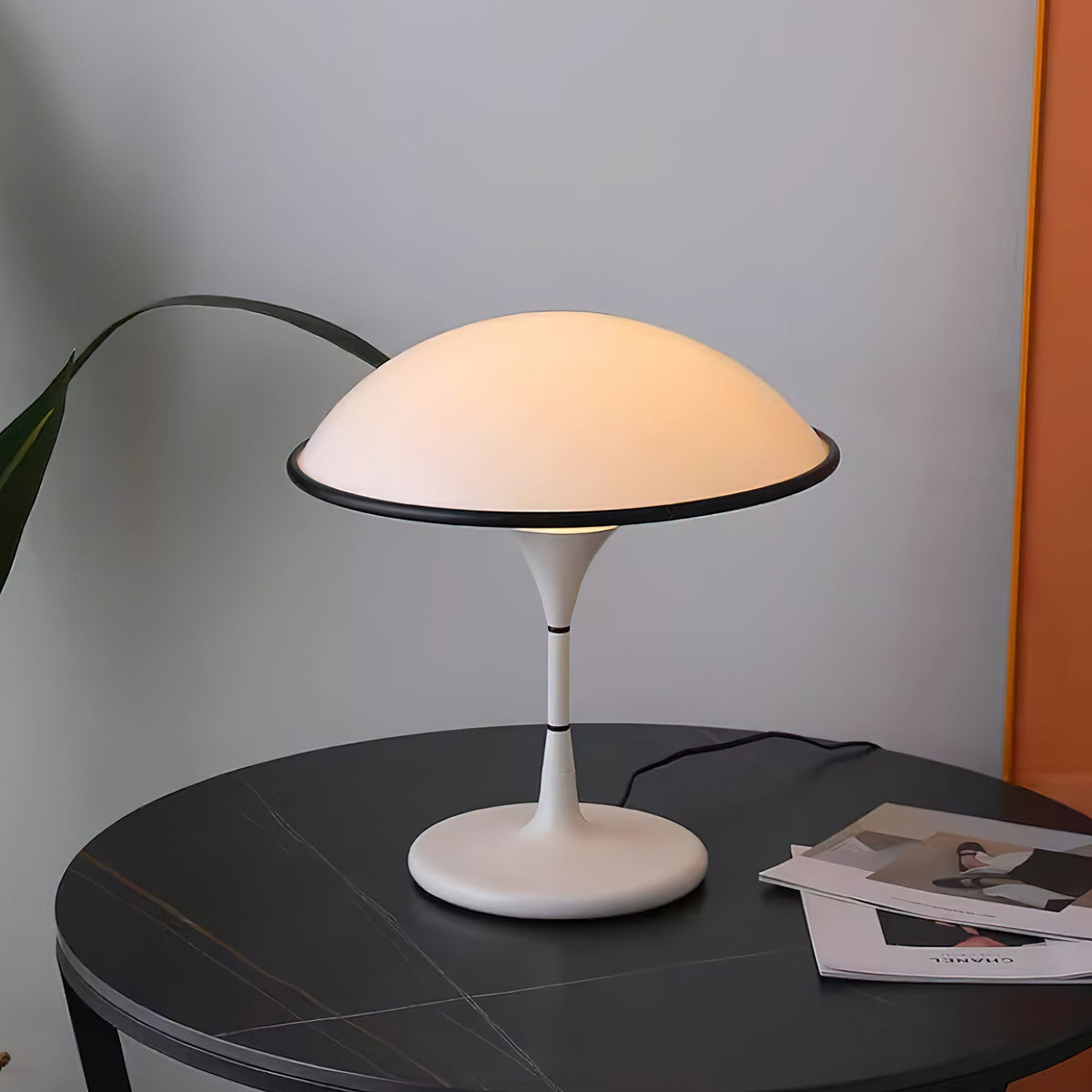 Revenor Acryl futuristische Tischleuchte