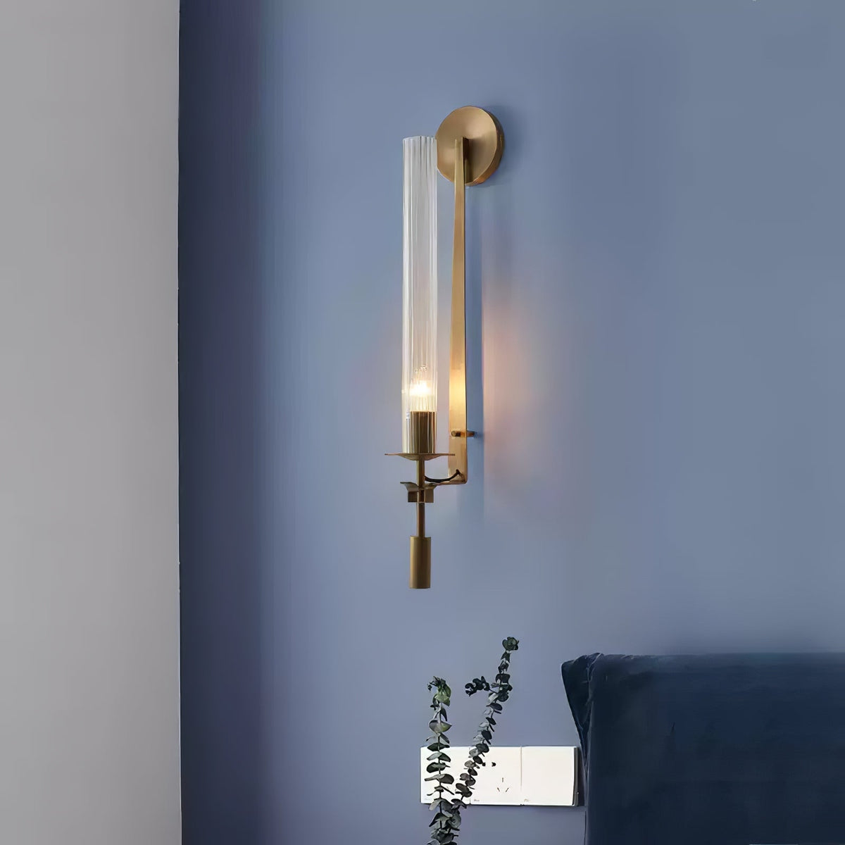 Veloora Wandleuchte Messing minimalistisch geripptes Glas