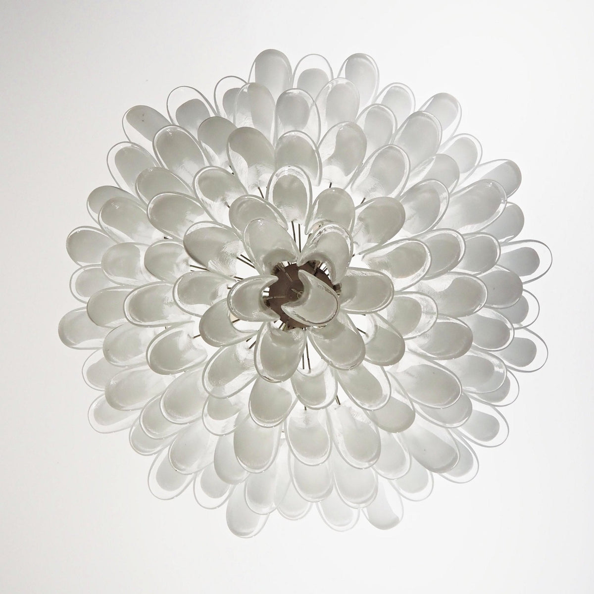 Thalion Kronleuchter aus Weißem Murano-Glas mit Blüten in eleganter Ausführung