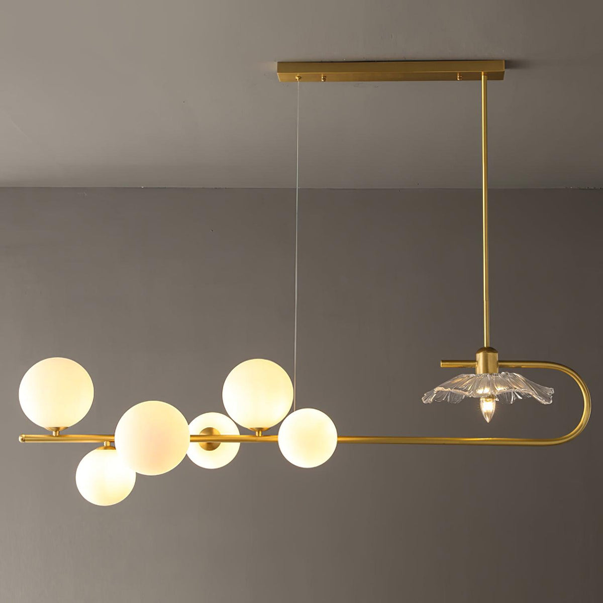 Kael Pendelleuchte aus Gold und Glas in Messing