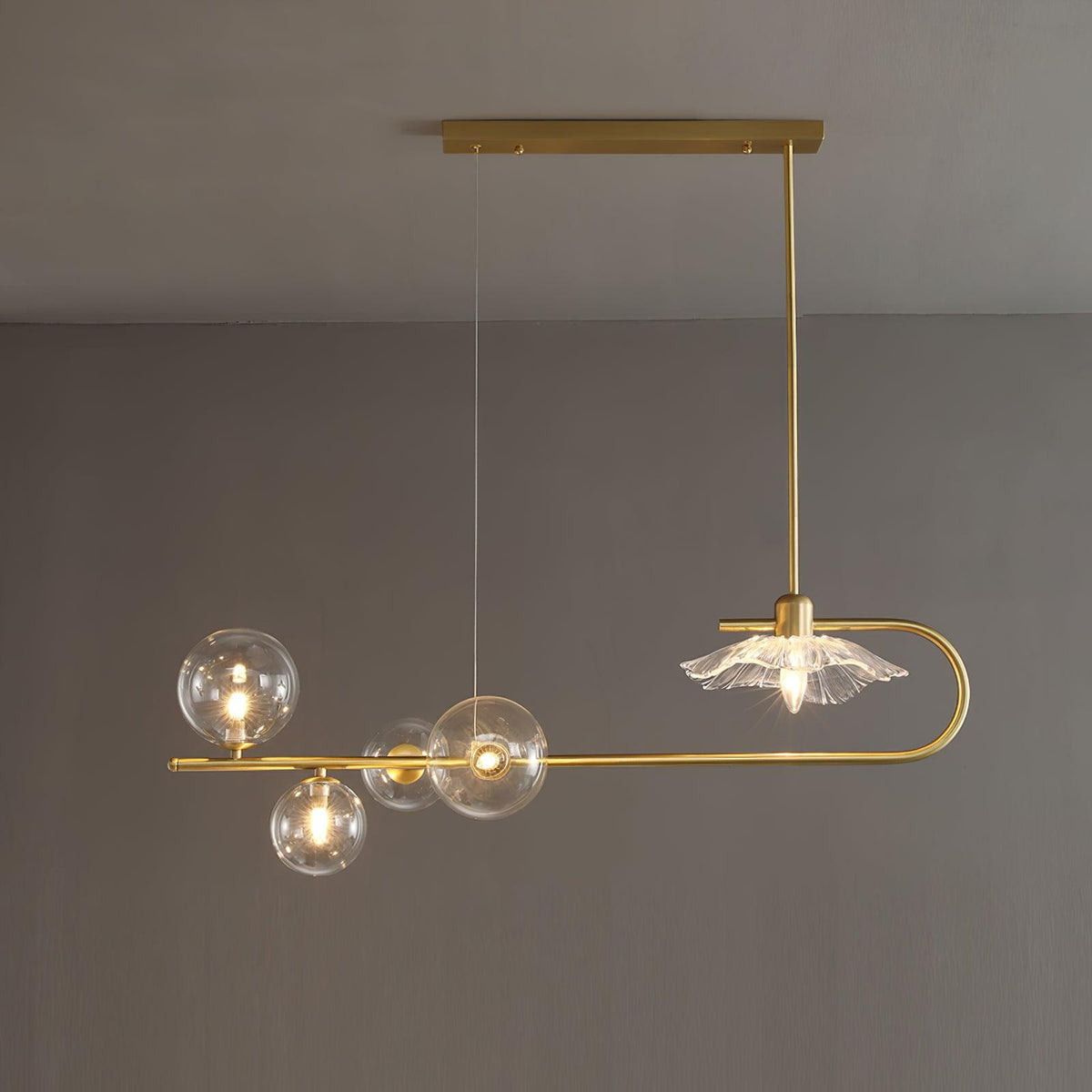 Kael Pendelleuchte aus Gold und Glas in Messing