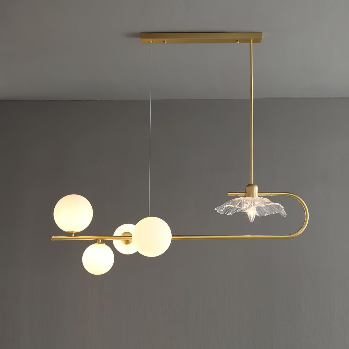 Kael Pendelleuchte aus Gold und Glas in Messing