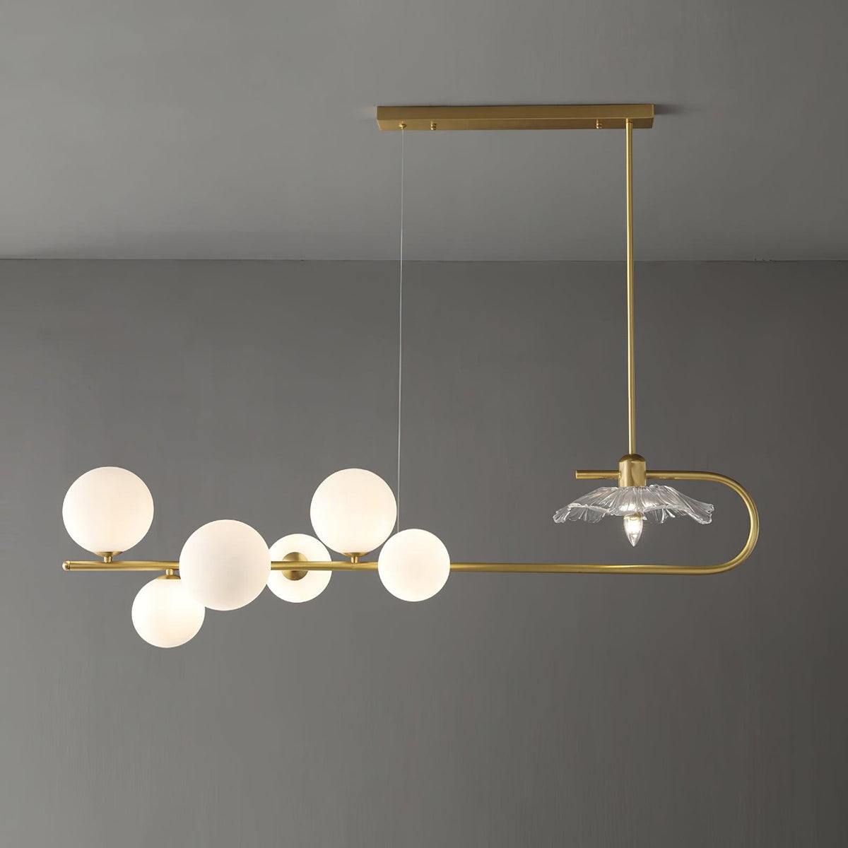 Kael Pendelleuchte aus Gold und Glas in Messing